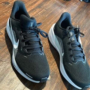 Nike Men's nfl raiders Black and White Sneakers 9.5 runner shoes